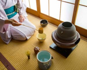Le rôle du thé dans la littérature et le cinéma japonais.